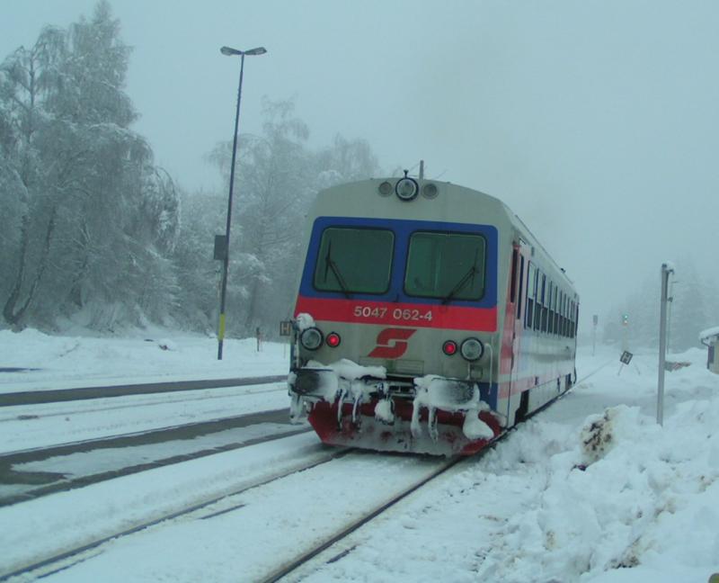 5047 062-4 verlsst den verschneiten Bhf. RIED 060104