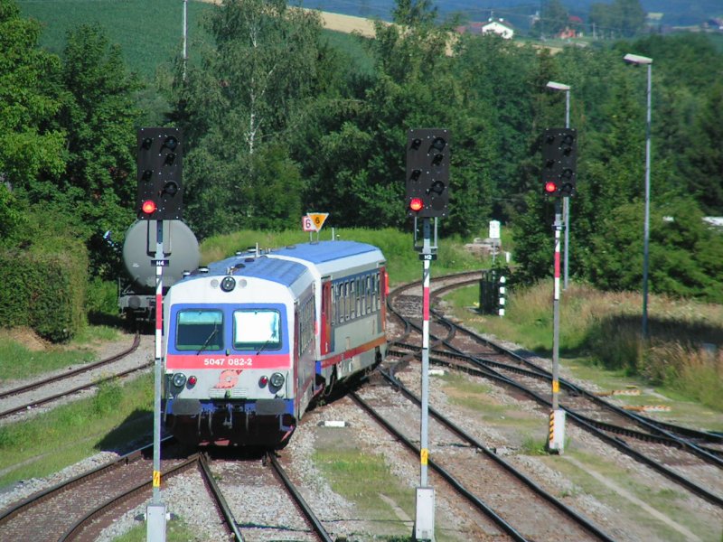 5047 065-7 + 5047 082-2 als Tandemzug (R5979) Ausfahrt Bhf. RIED i.I. 2006-07-17
