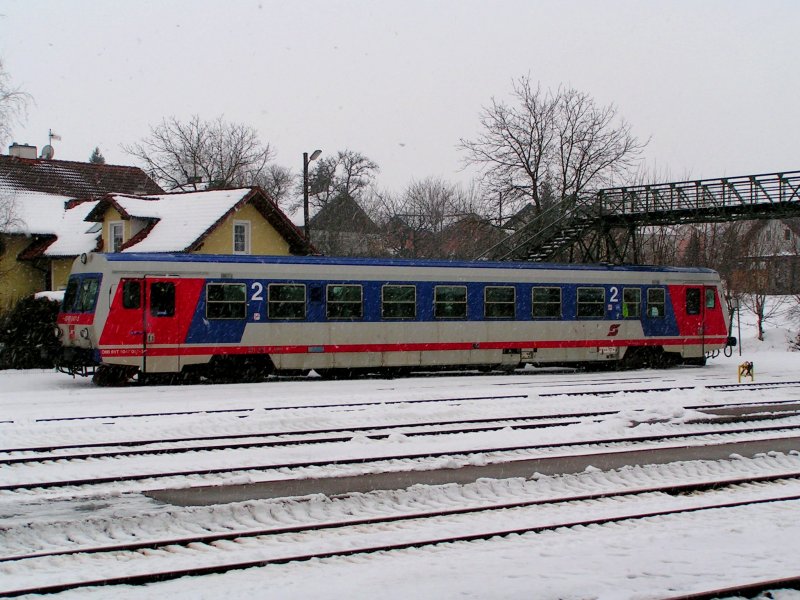5047 067-3 steht aufgrund eines Defektes bei trbem Winterwetter auf dem Abstellgleis im Bhf. Ried i.I. ; 090223