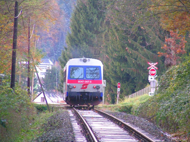 5047 067-3 verlsst am 3.11.2006 als R 6180 die Haltestelle Grein-Stadt, und wirbelt Laubbltter in der herbstlichen Landschaft auf.