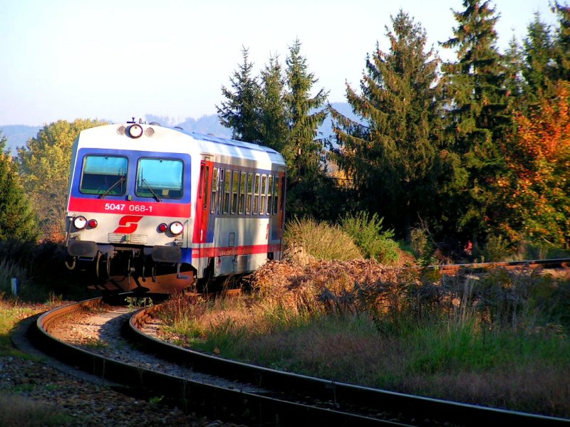 5047 068-1 rattert als R 3481 dem Bhf. RIED i.I. entgegen; 071015