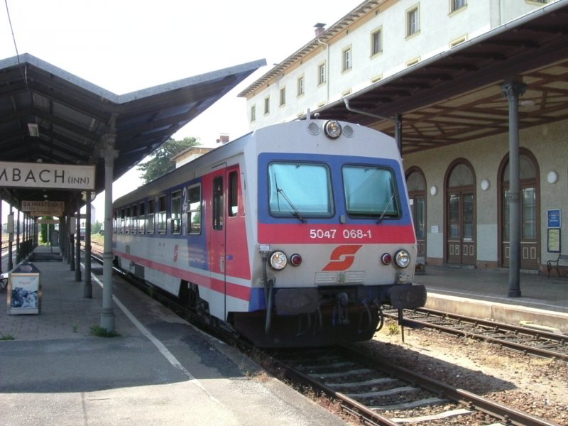 5047 068 steht am 20.06.2007 in Simbach am Inn. Auf dem Bahnhof schein die Zeit stehen geblieben zu sein.