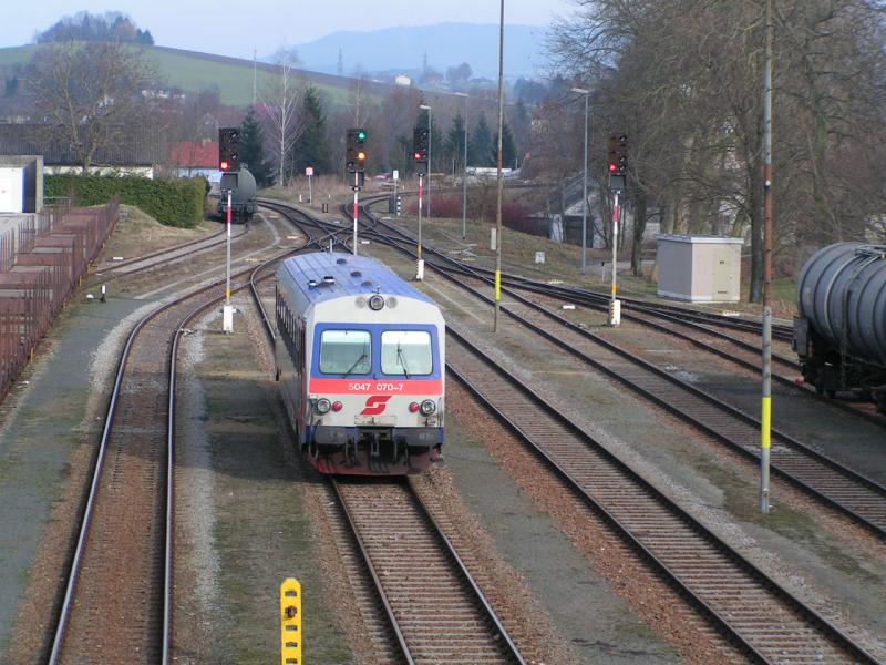 5047-070-7 Ausfahrt Ried i. I. als R 5979 nach Neumarkt Kallham am 26.3.2005