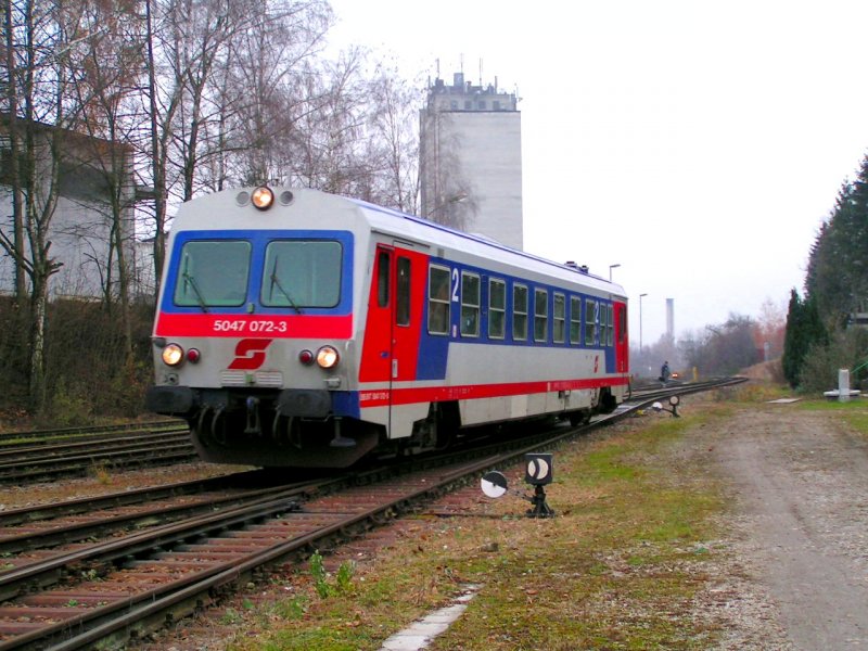 5047 072-3 erreicht als R 3476 den Bhf. RIED i.I.; 071123