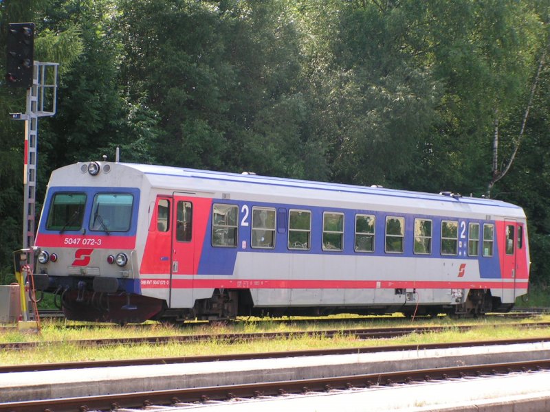 5047 072-3 wird am Bhf. RIED i.I. mit Fremdenergie gespeist 2006-07-23