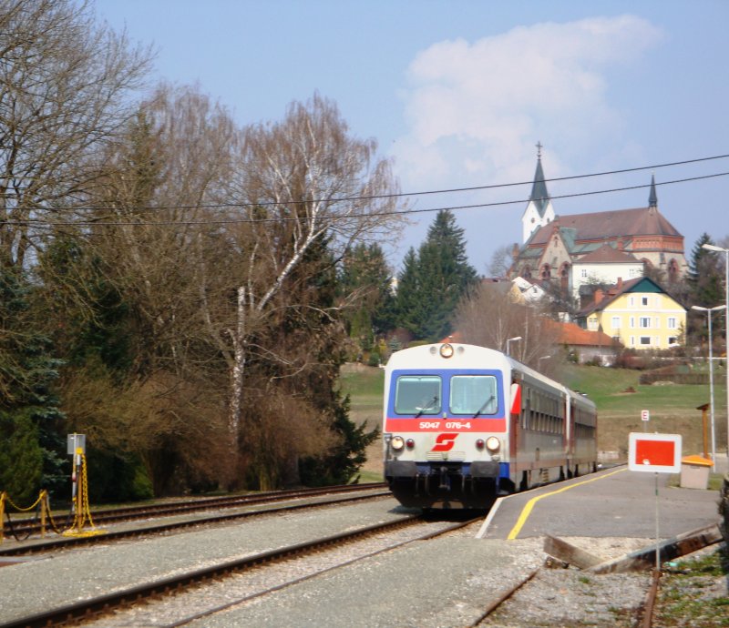 5047 076-4 und 5047 074-9 verlassen als REX 3187 den Bahnhof Aigen-Schlgl. (5.4.09)