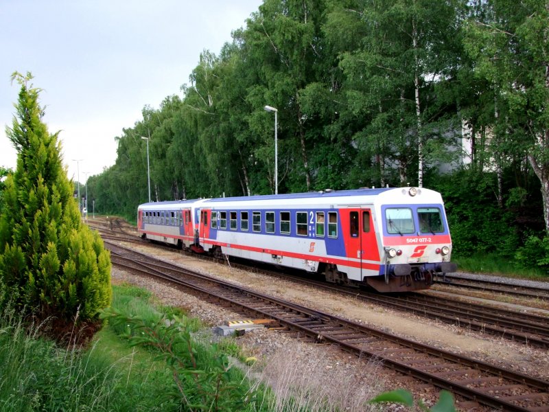 5047 077-2 fhrt im Tandem als R5972 Braunau/Inn entgegen;090521