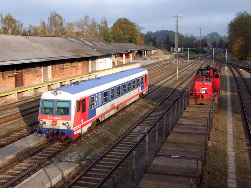5047 080-6 ist am sonnigen Herbstnachmittag unterwegs als R5976, 
2070 008-4 wartet mit G68807 auf eine Verst�rkerlok; 081024