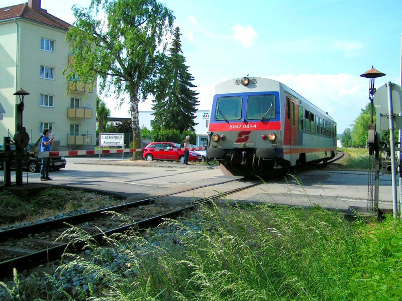 5047 081-4 (R3484) passiert den  L�utwerkbahnschranken�bergang  in der Kasernstr. in RIED i.I; 080605