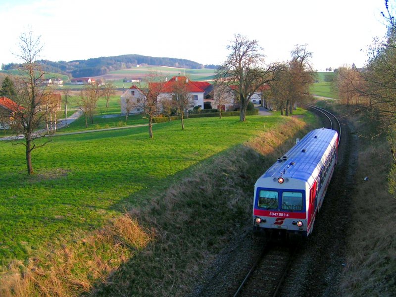 5047 081-4 verkehrt als R3489 kurz nach der Haltestelle Oberbrunn;080411