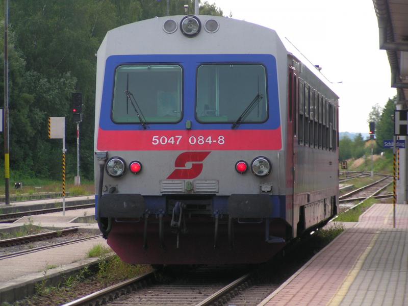 5047 084-8 bei der Abfahrt als Regionalzug nach Schrding Bhf. RIED 2005-08-27