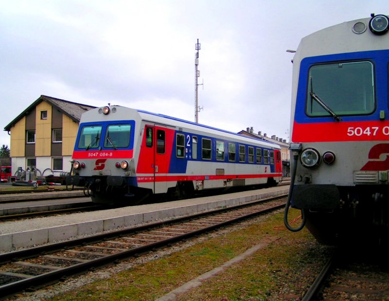 5047 084-8 rauscht als R 5970 am abgestellten 061-6 vorbei; 071202