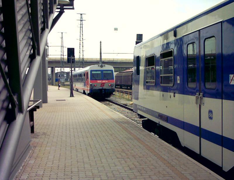 5047 093-9 und 4020 im Bhf. Wiener Neustadt
Wie ich bei mehreren Besuchen an dem Bahnhof festgestellt habe, ist es dort blich, dass Schnellbahn und Dieseltriebwagen am selben Bahnsteig fahren.
Juli 2003