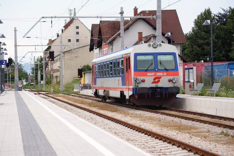 5047 096 am 28.07.2009 bei der Einfahrt als Regionalzug von Neusiedl am See in den Bahnhof Eisenstadt. Zur Zeit ist Eisenstadt Zugendbahnhof, da an der Strecke nach Wulkaprodersdorf noch gearbeitet wird.