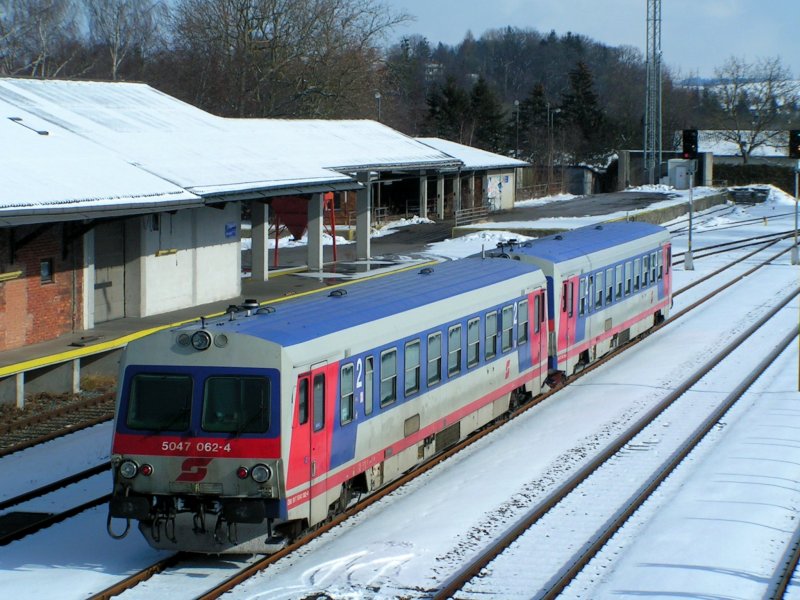 5047 099-6 verlsst mit 062-4 als R5963 den Bhf. Ried i.I.; 090214