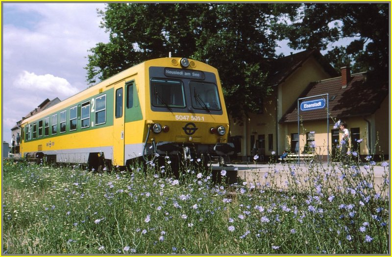 5047 501-1 der R�EE/GySEV im malerischen Bahnhof von Eisenstadt.
(Juli 1998)