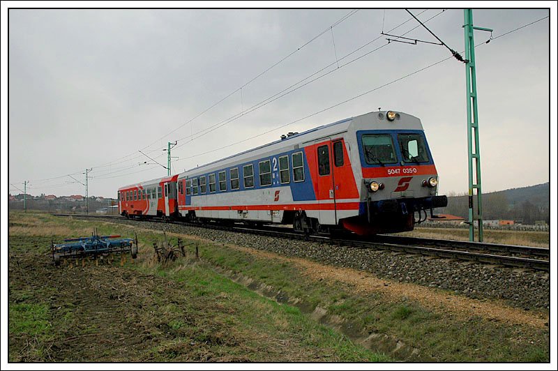 5047.035 und 5047.090 als R 7823 von Neusiedl am See nach Wr.Neustadt Hbf, aufgenommen am 10.3.2007 zwischen M�llendorf und Neufeld/Leitha 