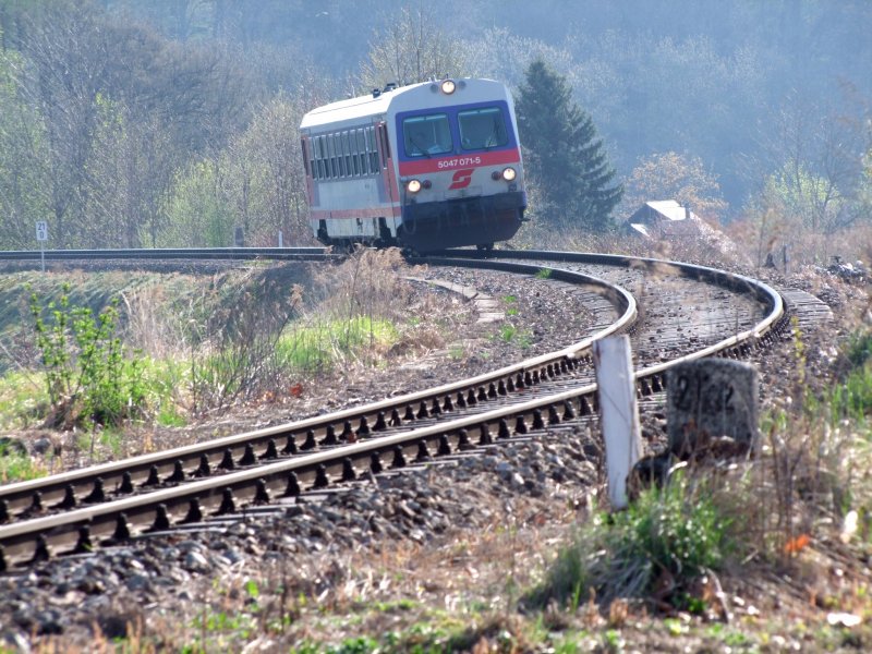 5047071-5 ist als R5948 im Morgengrauen des Ostersonntages im Gleisbogen vor dem Bhf. Ried i.I. unterwegs; 090412