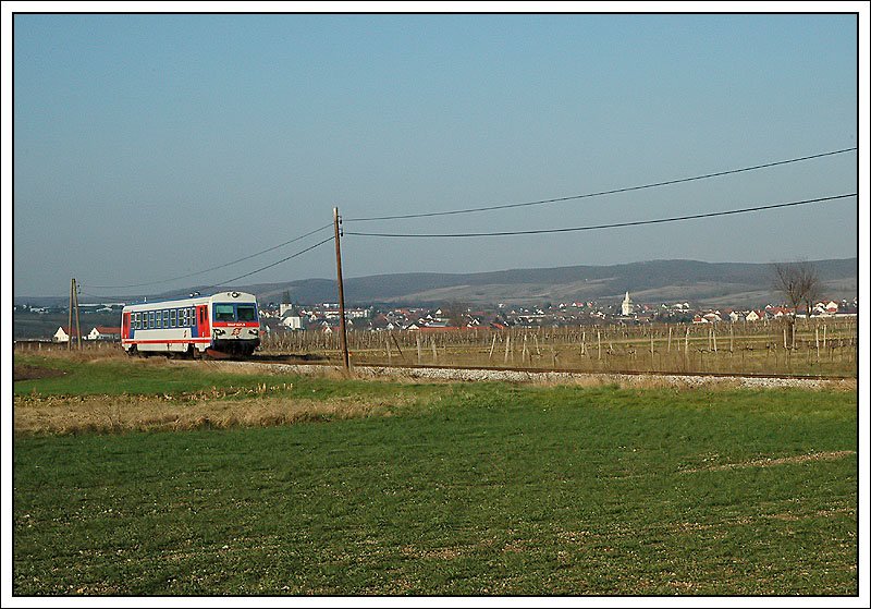 5047.091 als R 7810 (Eisenstadt - Bruck a.d. Leitha) zwischen Breitenbrunn (Ortschaft im Hintergrund) und Winden am See am 10.3.2007.