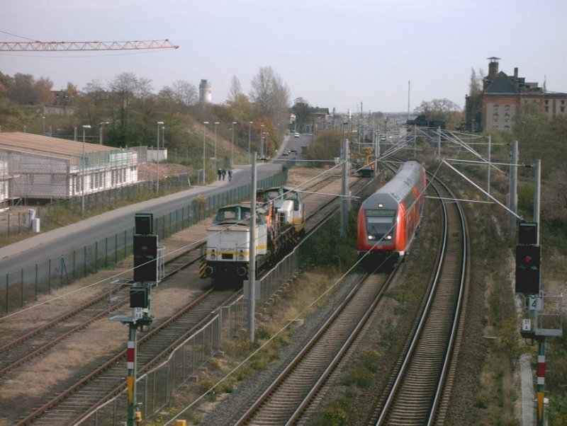 5061.20 der Arco Transportation GmbH steht in Schkeuditz bei Leipzig und S-Bahn (S10) Leipzig - Halle fhrt gerde in Richtung Halle 10/2005