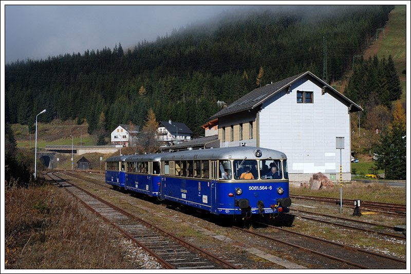 5081 562,563 und 564 bernahmen am 25.10.08 ab Eisenerz einen Teil der Fahrgste eines GEG Sonderzuges aus Salzburg, und brachte sie nach Vordernberg-Markt. Die Aufnahme entstand am Scheitelpunkt der Strecke bei der Durchfahrt in Prbichl.