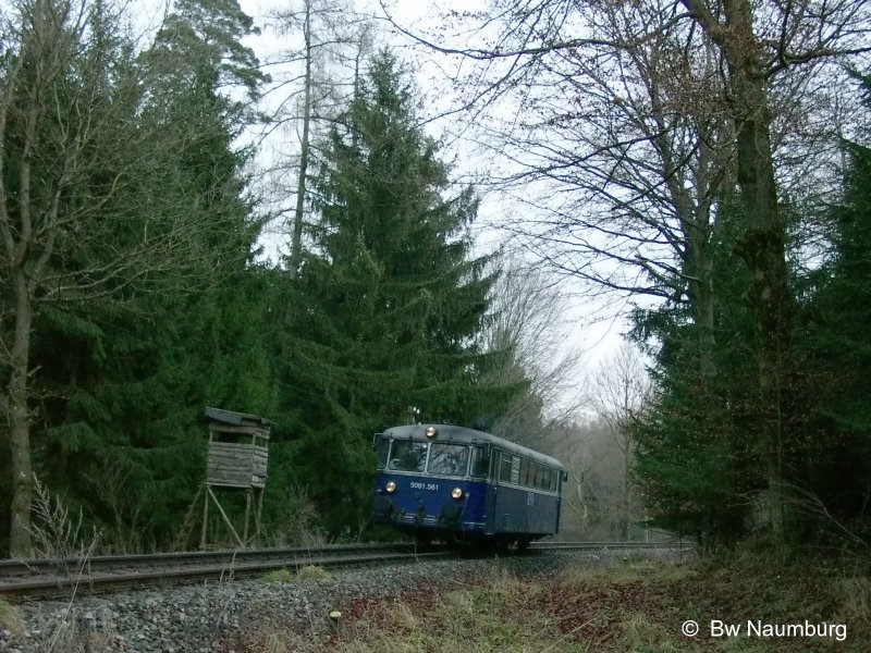 5081.561  am  08.12.2005  auf der Mittelschwabenbahn am Behlinger Berg bei Ellzee. Leider spielte an den letzten Einsatztagen f�r DB Regio das Wetter nicht mit.