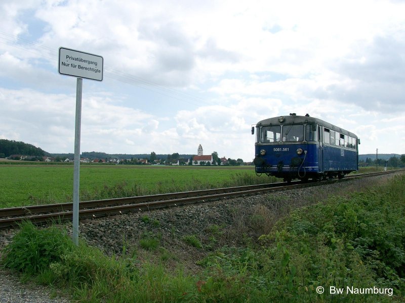 5081.561  am 27.08.2004 auf der Mittelschwabenbahn zwischen Billenhausen und Hirschfelden. Im Hintergrund die Billenhauser Kirche.