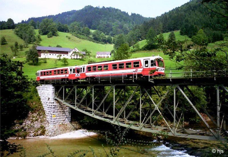 5090 011 + 013 auf der Ybbsbrcke im km 11,0 nchst Hp. Furth-Prolling (14. August 1998)