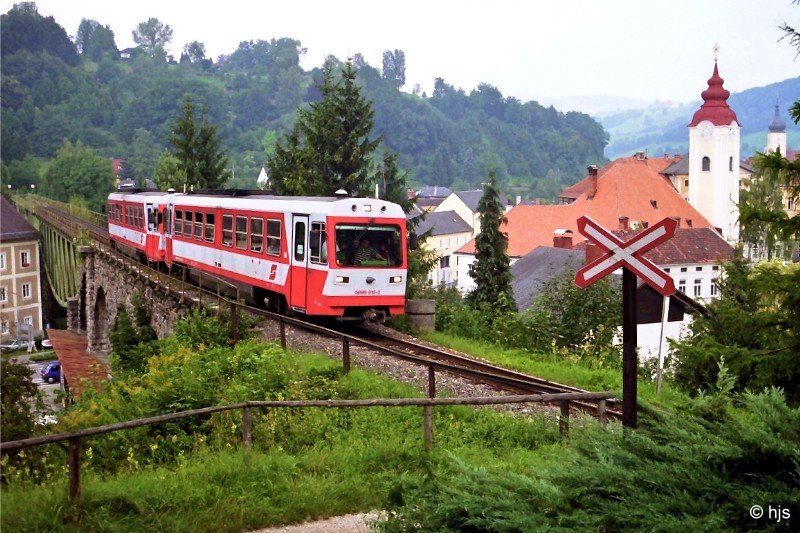 5090 013 + 017 auf der Schwarzbachbrcke in Waidhofen, hier einmal aus einer etwas anderen Perspektive als blich (14. August 1998)