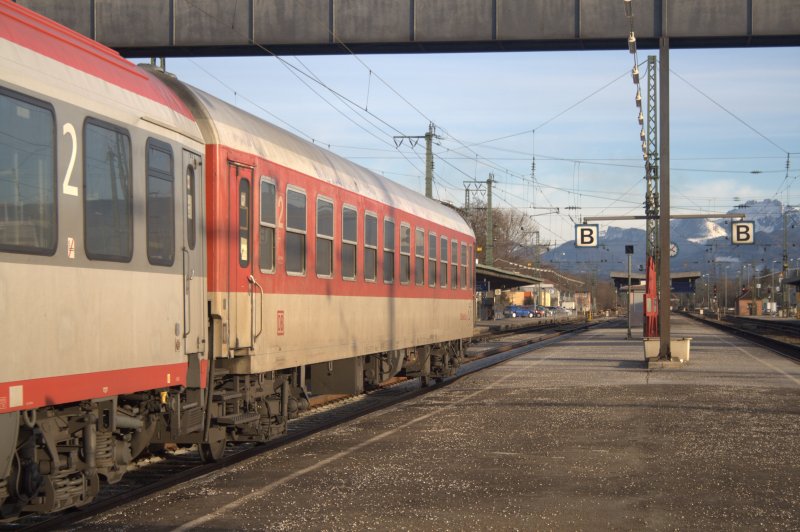 51 80 84-95 213-5 Bomdz an einem EC in Rosenheim. (DB NachtZug)