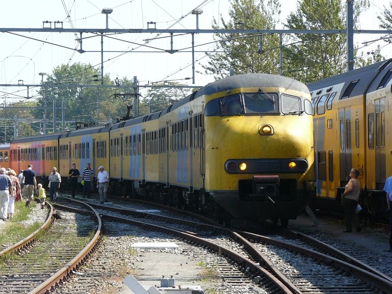 512 Typ Plan T wegen Bahnhoffest 100 Jahre Bahnhofsgebaude Haarlem in Haarlem 30-08-2008. In wenige Zeit vielleicht nur noch als Museumtriebzug zu sehen. Die Farbe Gelb verschwindet langsam in die Niederlande.
