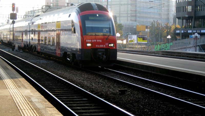 514 035-5 und 514 042-1 der S-Bahn Zrich fahren am 24. Oktober 2008 als S7 nach Rapperswil in Winterthur HB ein.