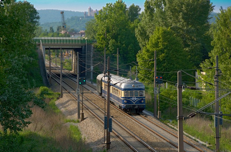 5145.011 unterwegs als Nostalgiesonderverkehr von Ernstbrunn nach Wien Sdbahnhof (Ostseite) am 10.05.2009 zwischen Korneuburg und Bisamberg.