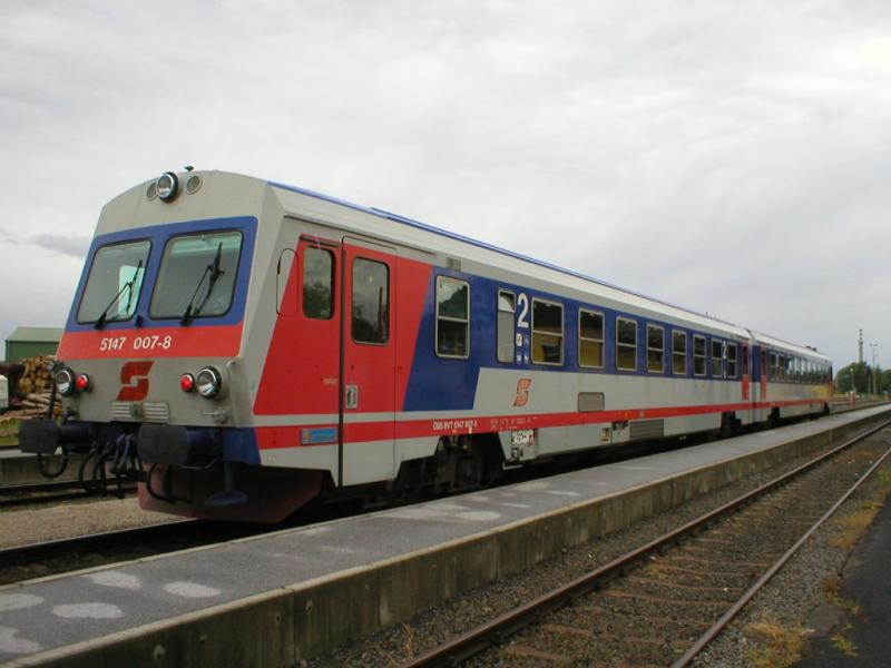 5147 007-8 wird in einigen Minuten die Schlulichter lschen, die Zugspitzenbeleuchtung aktivieren und als E2708 den Bhf. Hartberg verlassen (2005-06-07)