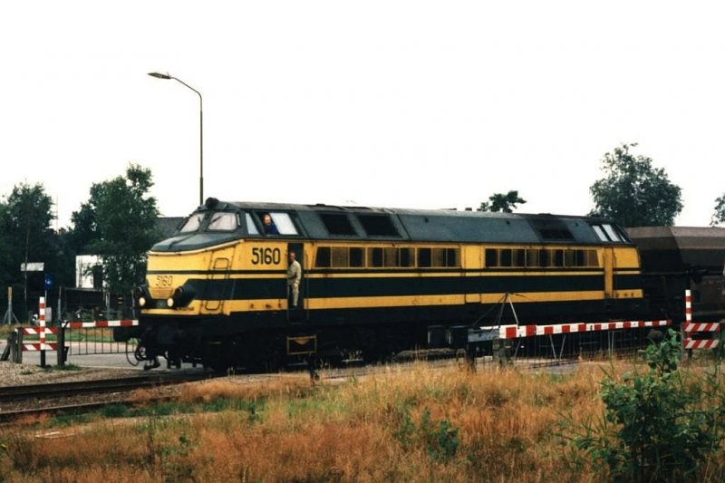 5160 mit Gterzug 47564 Budel-Antwerpen auf die Gterstrecke zwischen Neerpelt (Belgien) und Budel (die Niederlande) bei Budel Schoot (die Niederlande) am 04-08-1988. Gut ist noch die alte Bahnbergang zu sehen. Bild und scan: Date Jan de Vries