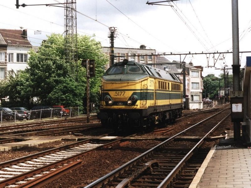 5177 auf Bahnhof Lier am 17-5-2001. Bild und scan: Date Jan de Vries.