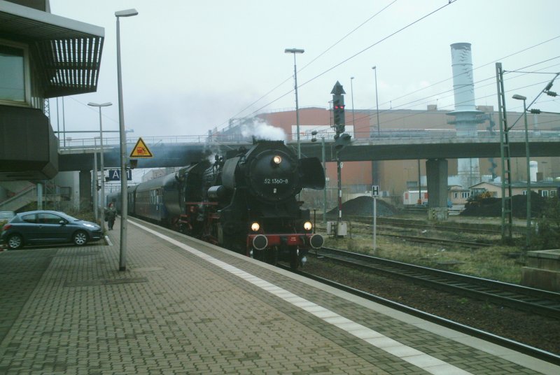 52 1360-8 am 05.04.2008 hat mit einem Zug aus Umbauwagen
bestehend hat Einfahrt im Bahnhof Peine. Dieser Zug fuhr
von Vienenburg nach Hannover.