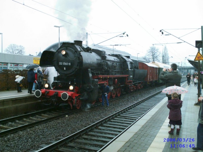 52 1360-8  mit DR-Doppelstockwagen aus der frhen DDR-Zeit
im Bahnhof Peine am 26.03.2006.Die Lok stand kurz vorher
noch auf dem Denkmalsockel im Bahnhof Vienenburg.