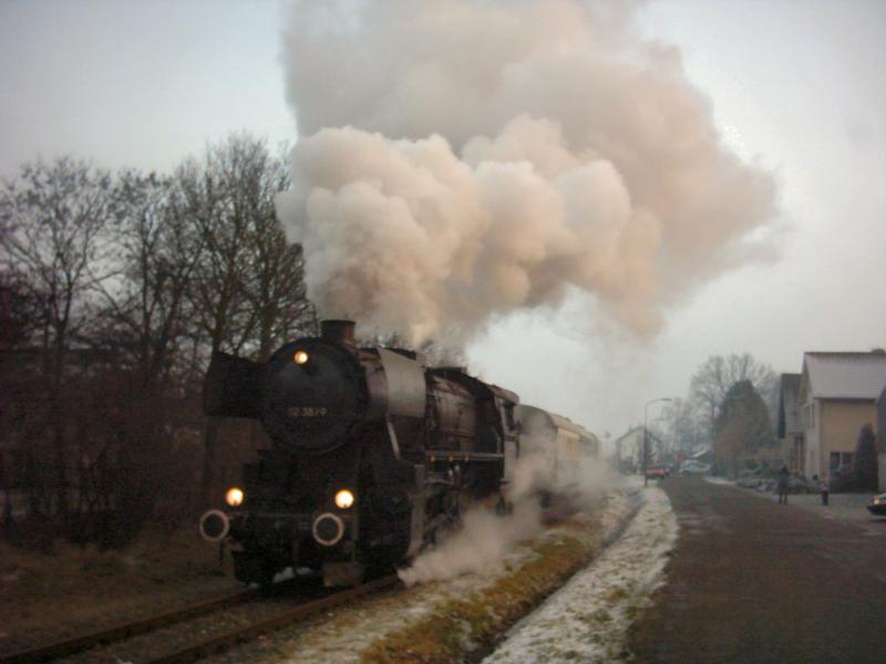 52-3879 der VSM ( NL ) 
Die Weihnachtzug nach dem Abfahrt aus Beekbergen ( NL )
am 27. dezember 2004.