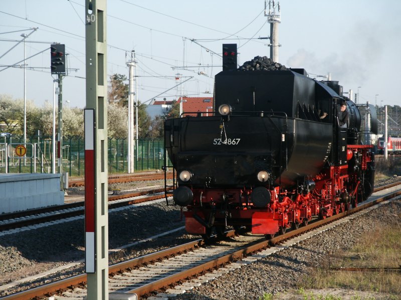 52 4867 bei einer Rangierfahrt im Bf Ober-Roden (Kreis Offenbach)anllich einer Damfsonderfahrt auf der Dreieichbahn. Im Hintergrund sieht man einen ET 423 der auf die Ausfahrt aus der Abstellanlage Rdermark-Ober-Roden Richtung Wiesbaden wartet.