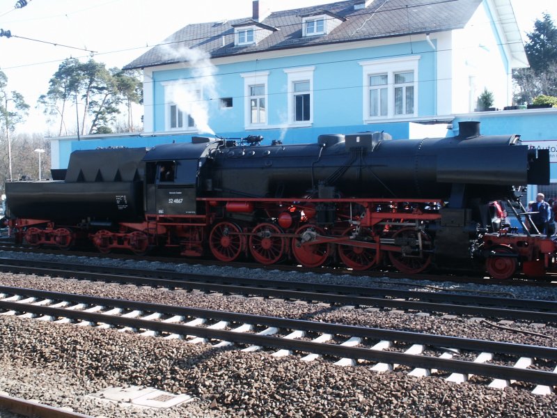52 4867 beim Halt in Neu-Isenburg (Kreis Offenbach). Dampfsonderfahrt anllich der Feier  100 Jahre Dreieichbahn 