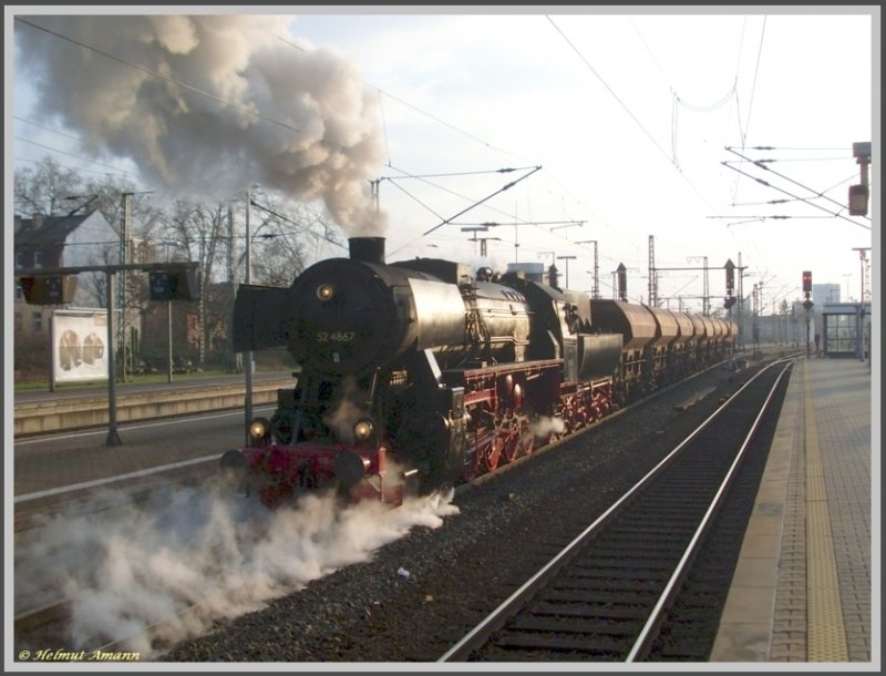52 4867 der Historischen Eisenbahn Frankfurt am Main beim Rangieren mit einem Schotterwagenzug am 23.03.2008 bei einem Bauzugeinsatz im Bahnhof Frankfurt am Main-Sd.
