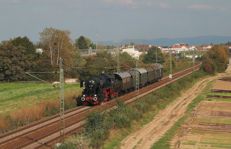 52 4867 mit Sonderzug (20 Jahre Verkehrsverbund-Rhein-Neckar), fhrt zwischen Schifferstadt und Bhl-Iggelheim Richtung Neustadt(Wstr)Hbf. 26.09.2009
