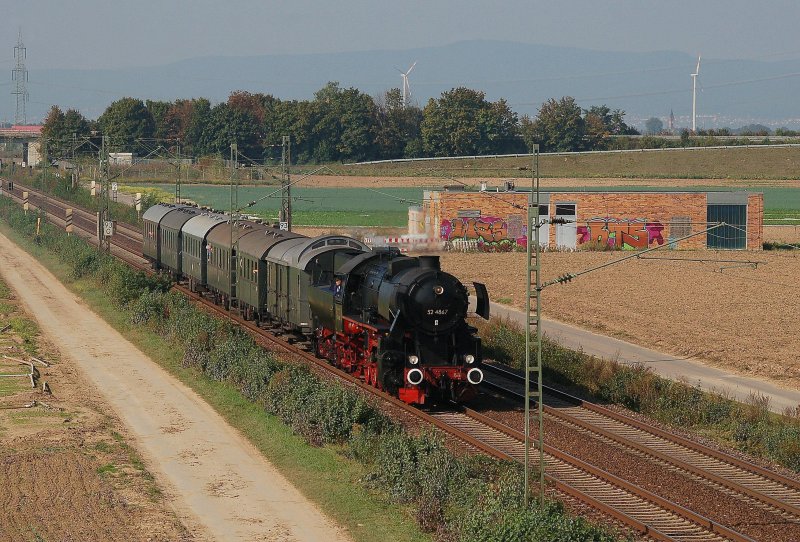 52 4867 mit Sonderzug (20 Jahre Verkehrsverbund-Rhein-Neckar), fhrt zwischen Bhl-Iggelheim und Schifferstadt Richtung Ludwigshafen(Rhein)Hbf. 26.09.2009