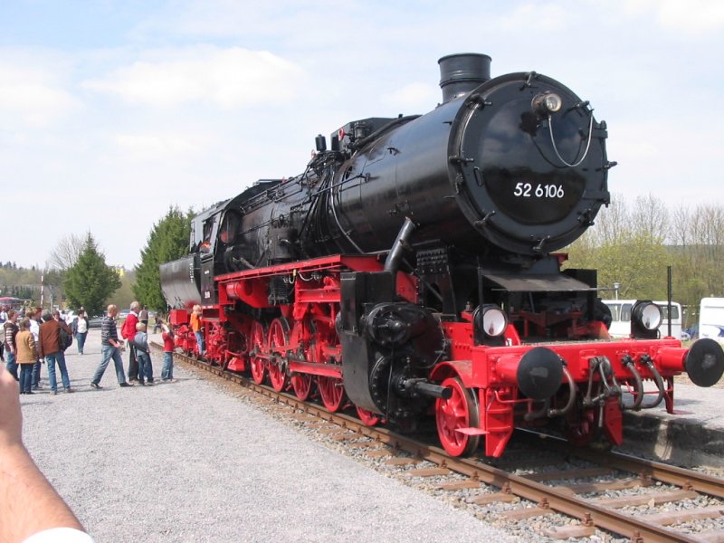 52 6106 frisch aus der Revision im Bahnhof Ulmen, Eifel, am 26.04.2008.