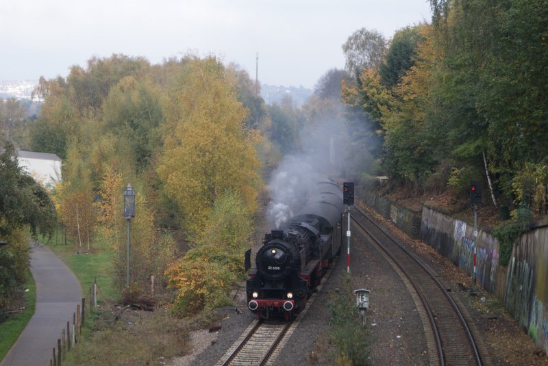 52 6106 mit einem Sonderzug der 40 Minuten versptet ist, bei der Einfahrt in Solingen Mitte am 25.10.2008
