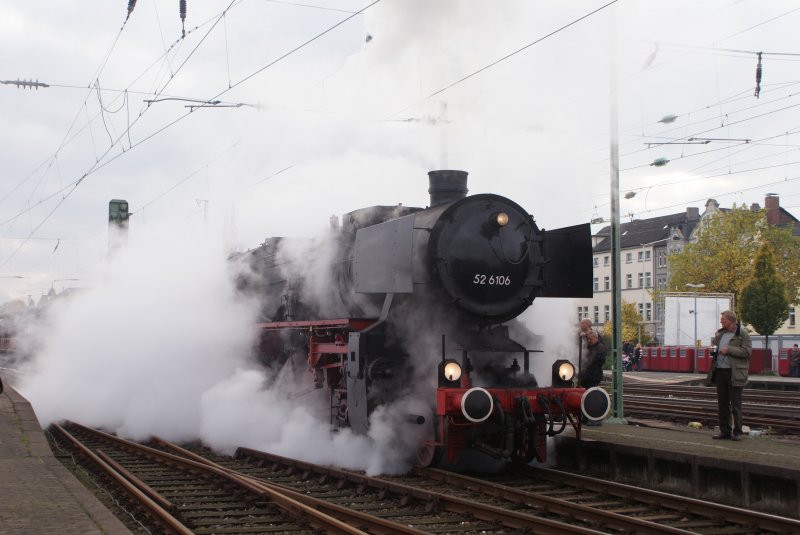 52 6106 mit einem Sonderzug bei der Abfahrt in Solingen Hbf am 25.10.2008