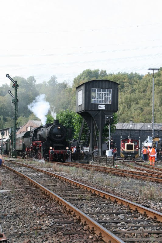 52 6106 verlsst mit ihrem Sonderzug das Museumsgelnde richtung Bochum Hbf. am Zugschlu hngt 212 007-9. Herbstmuseumstage 19.9.2009