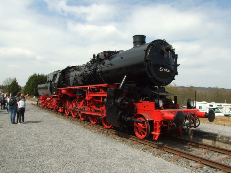 52 6106 der Vulkan Eifel Bahn beim Bahnhofsfest in Ulmen/Eifel.26.4.08