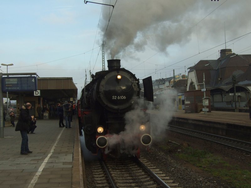 52 6106 der Vulkan-Eifel-Bahn steht ihrem Sonderzug nach Rdesheim in Koblenz bereit.14.12.08